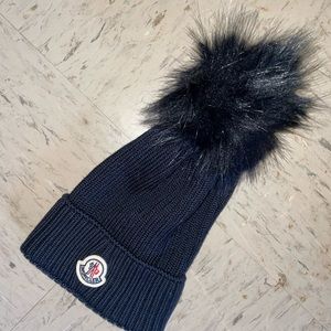 MONCLER BEANIE POM BLUE / BLK